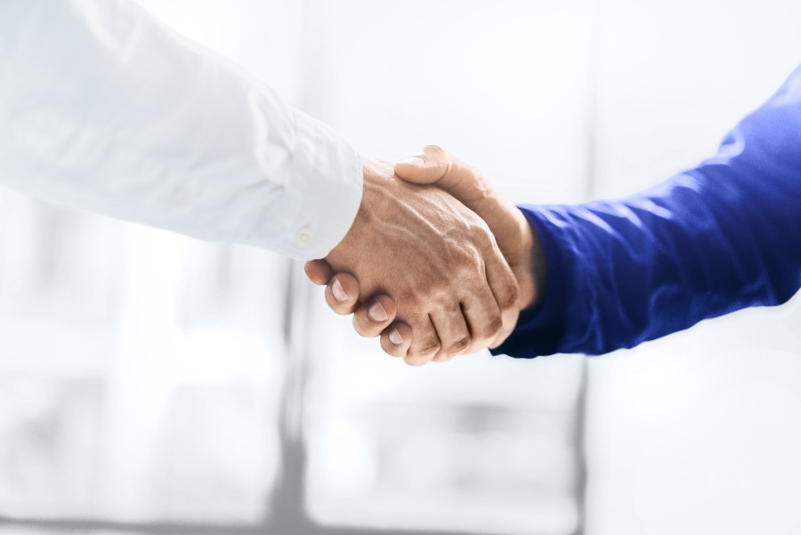 Motiv_Handshake_202005_B2B_sRGB.jpg_master-1