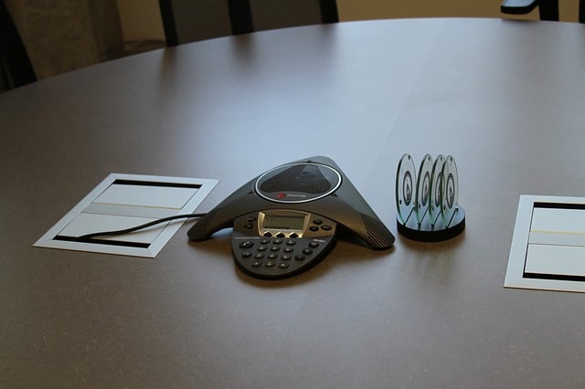 Das Konferenztelefon spart Kosten im Unternehmen - Featured Image